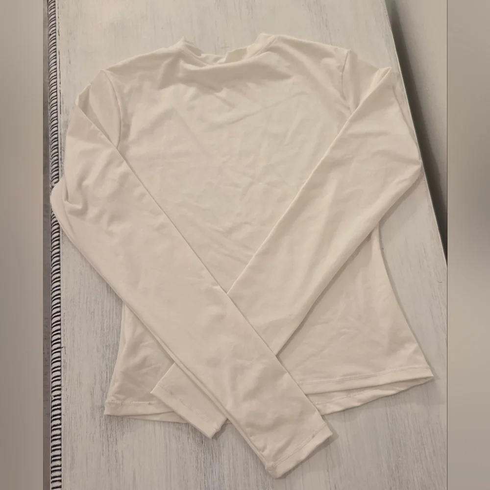 SKIMS!! Long Sleeve Swim Cover-up Cropped Top In 
